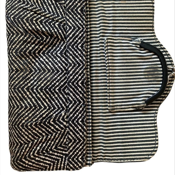 Thirty One Women's Wallet Black White Chevron Striped Tri Fold with Coin Pouch - Picture 7 of 7